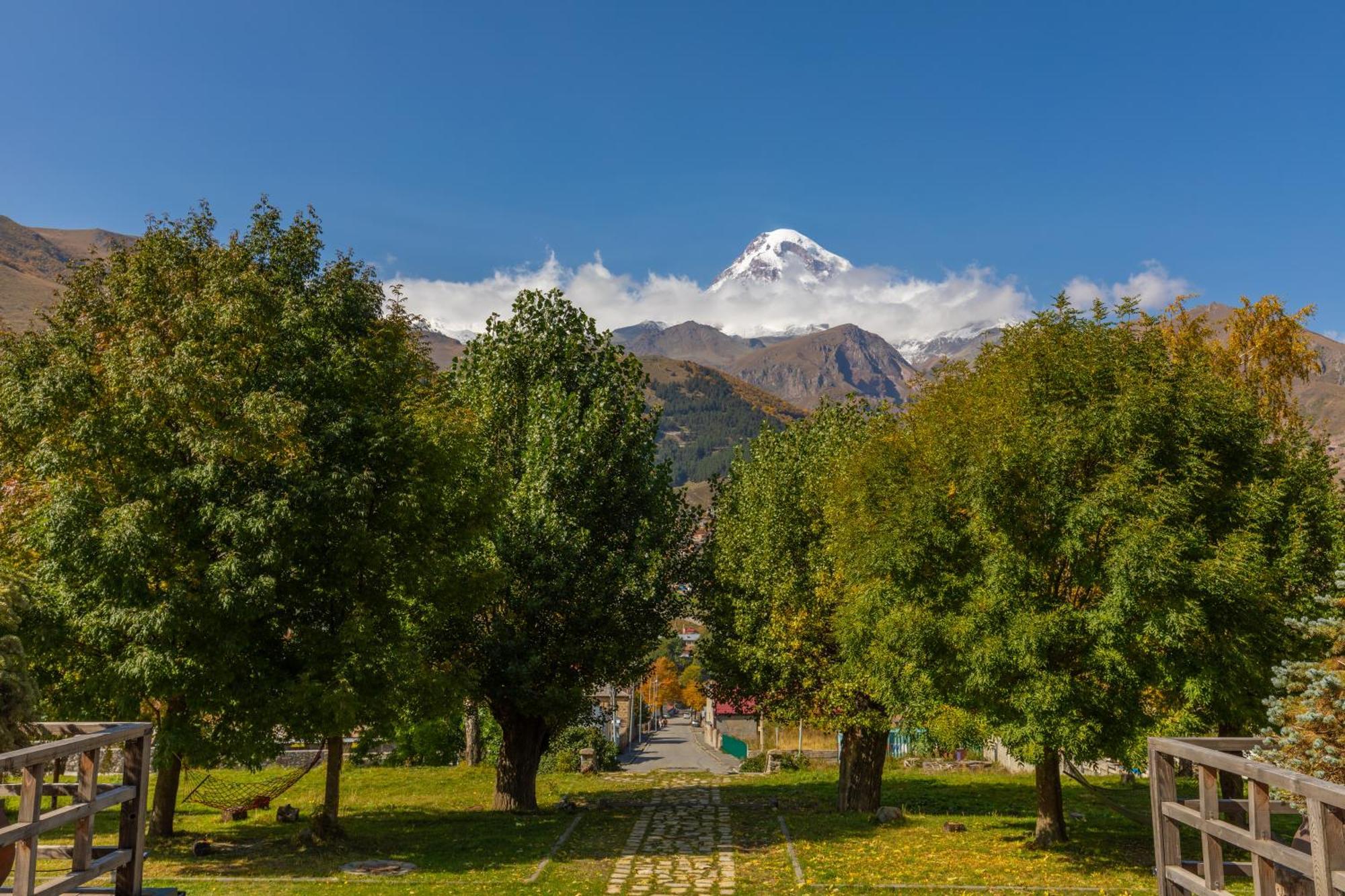 Intourist Kazbegi Hotel Екстериор снимка