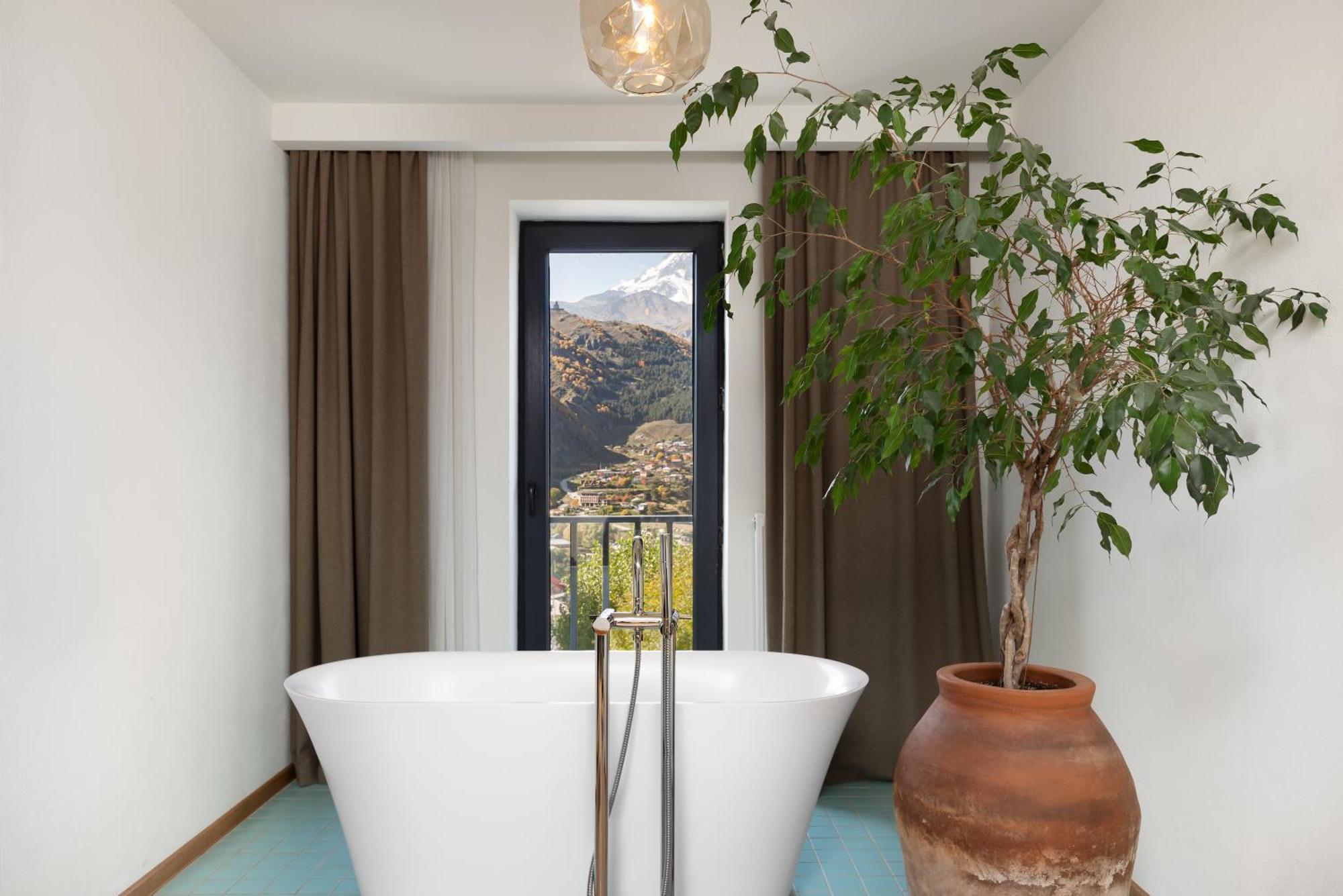 Intourist Kazbegi Hotel Екстериор снимка