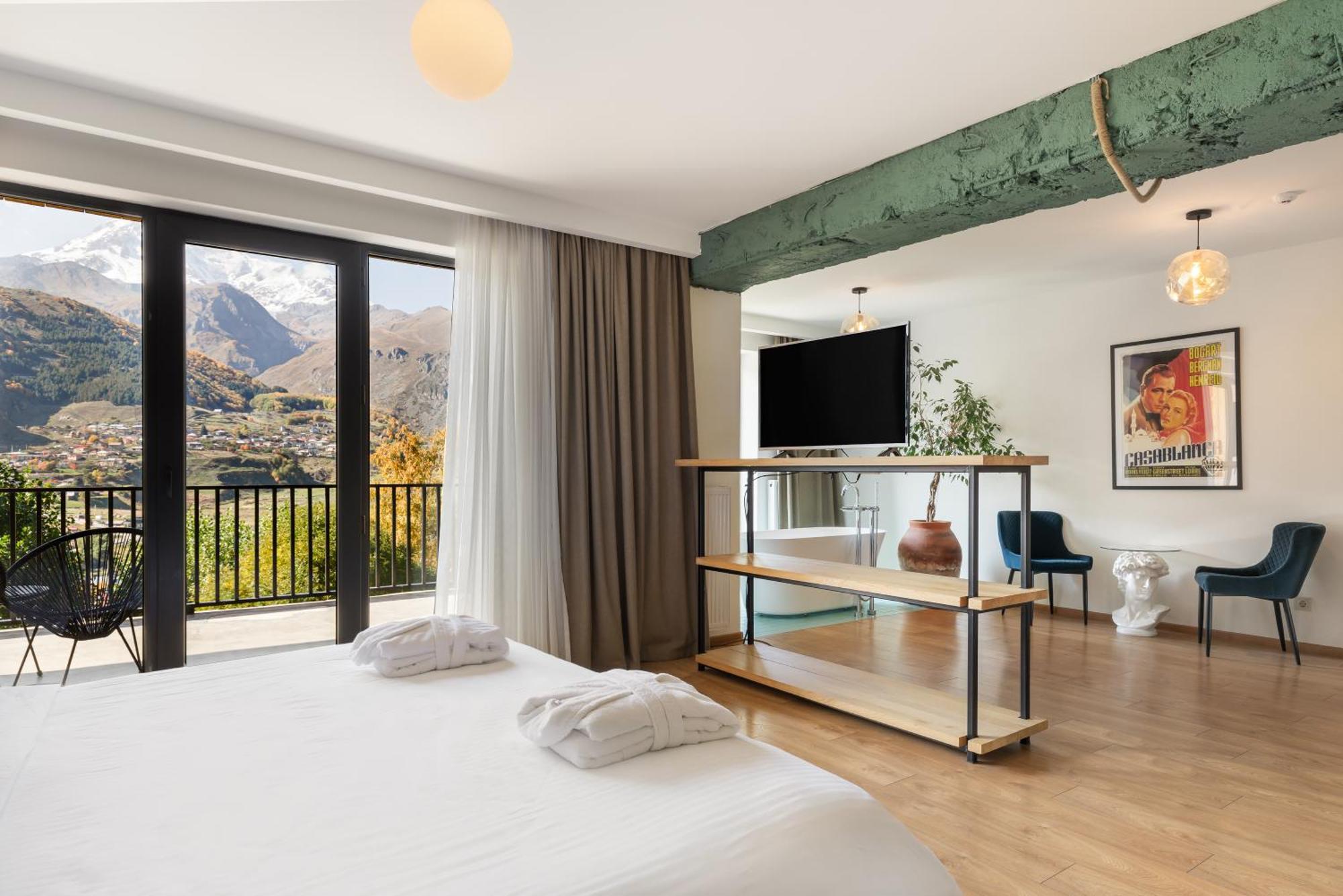 Intourist Kazbegi Hotel Екстериор снимка